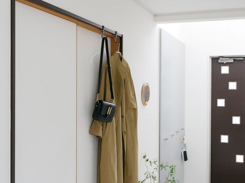 タワー室内物干しフック2個がクローゼットに設置