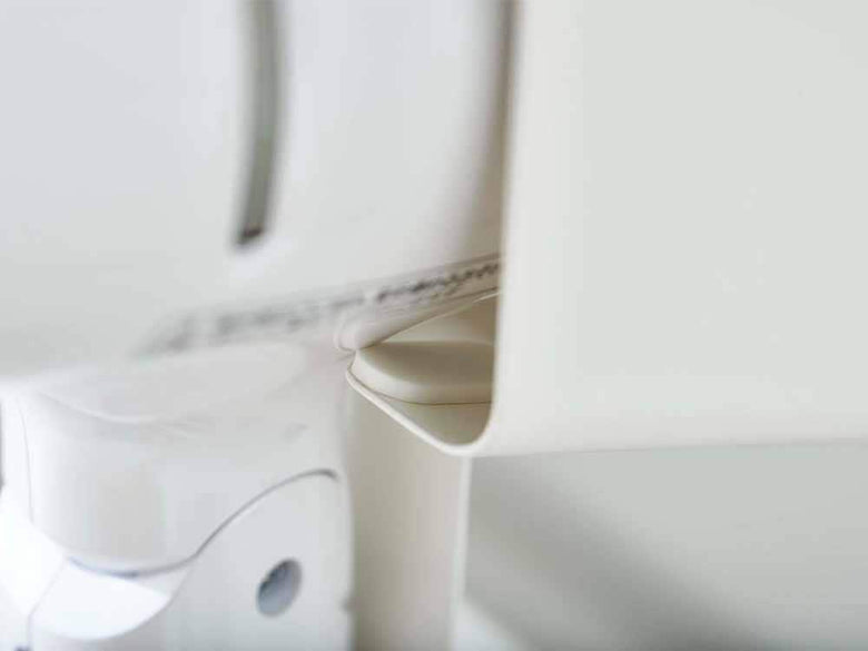 棚下に取り付けられたYamazakiタワーのドライヤーホルダー