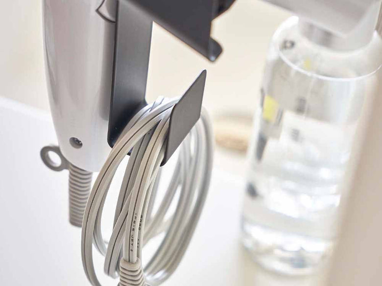 タワー棚下ドライヤーホルダーにヘアドライヤーを収納