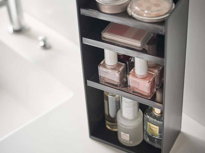 ヤマザキタワーの4段コスメ収納ケースと化粧品が並ぶ棚