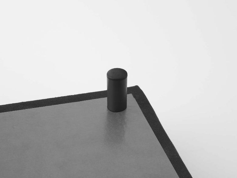 towerブランドの卓上脚付き平型アイロン台