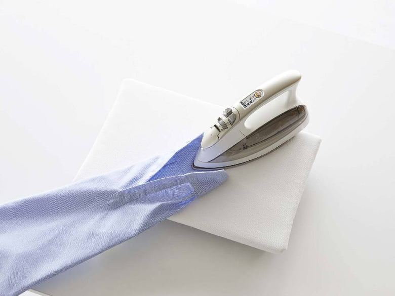 タワーの卓上脚付き平型アイロン台とアイロン