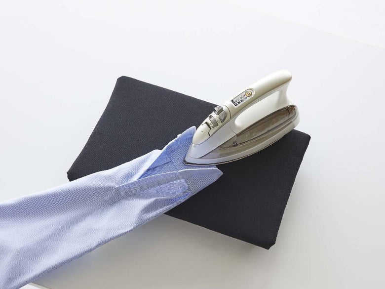 タワーの卓上脚付き平型アイロン台とアイロン