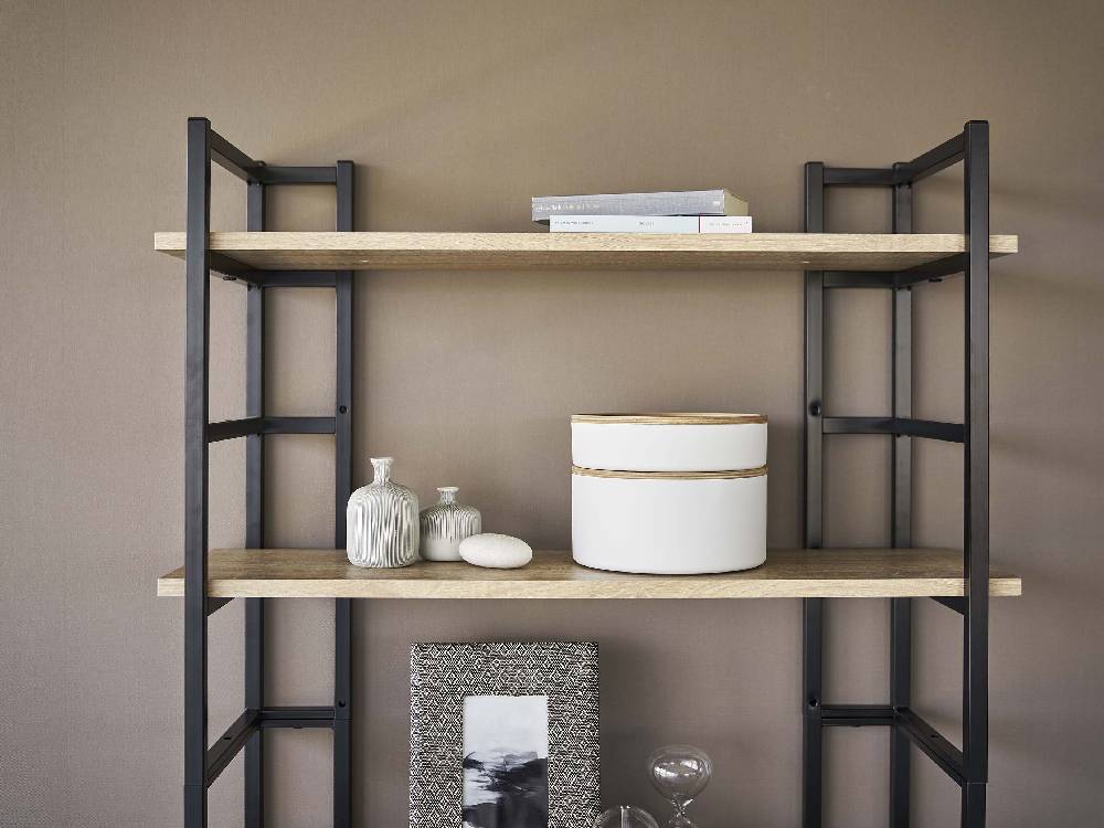 灰色の木製棚に置かれたRIN蓋付き収納ケース