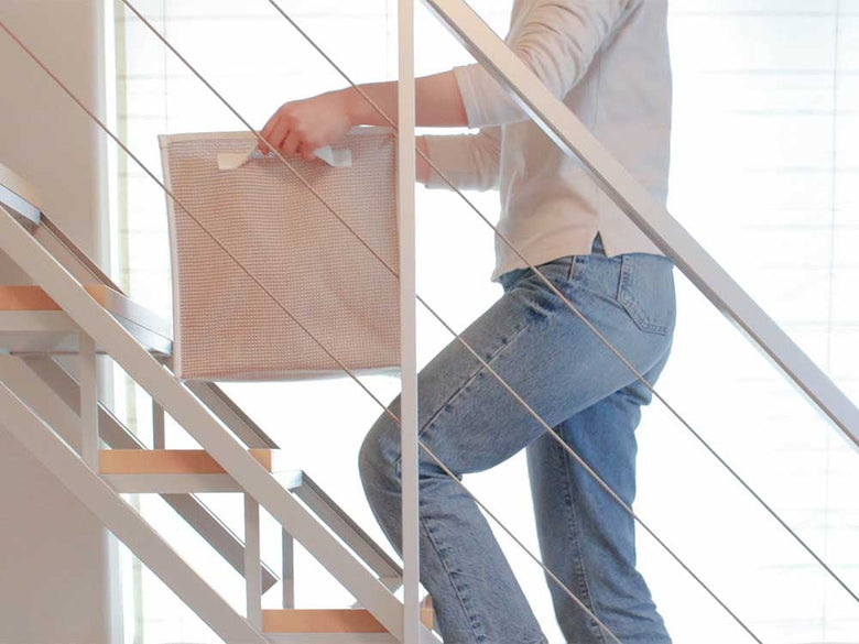 手すり付きの清潔な木製階段