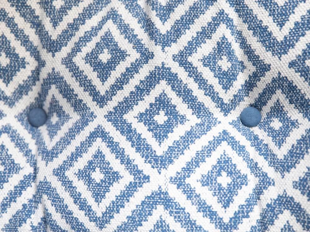 アデペシュの青とグレーのパターンが施されたブロックマルチソファ