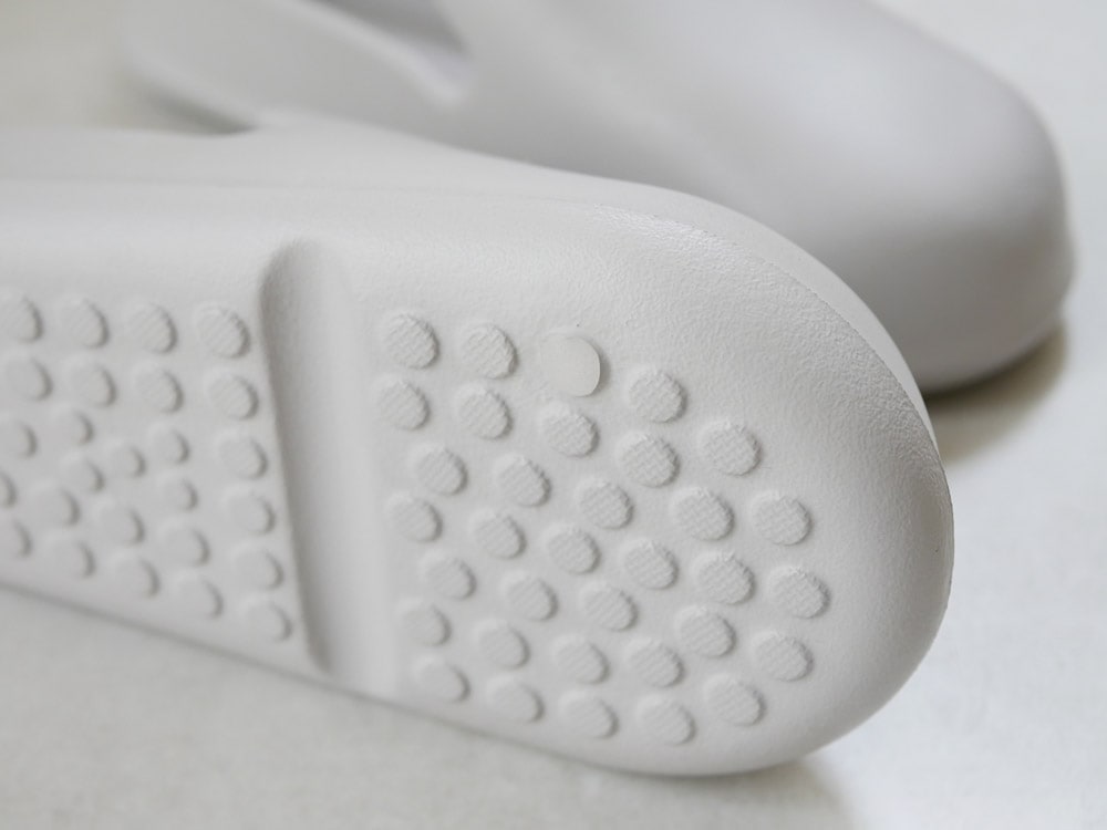 白と銀色のマーナ製お風呂スリッパ