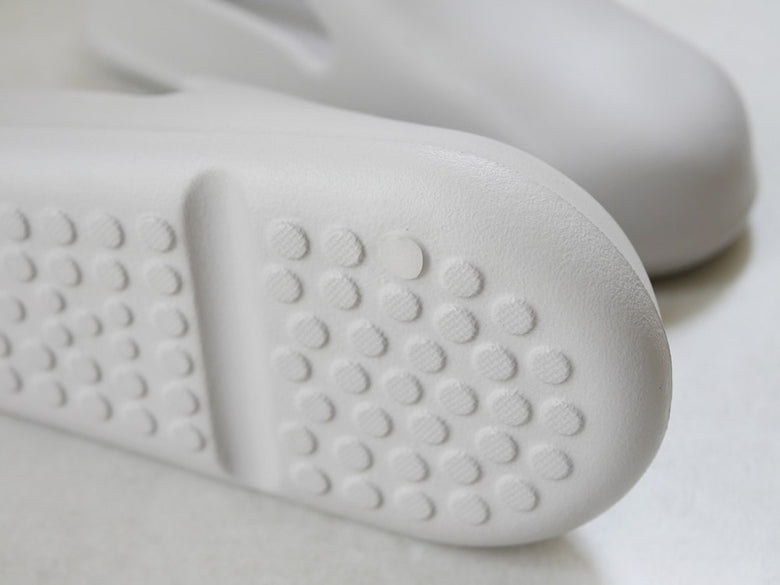 白と銀色のマーナ製お風呂スリッパ