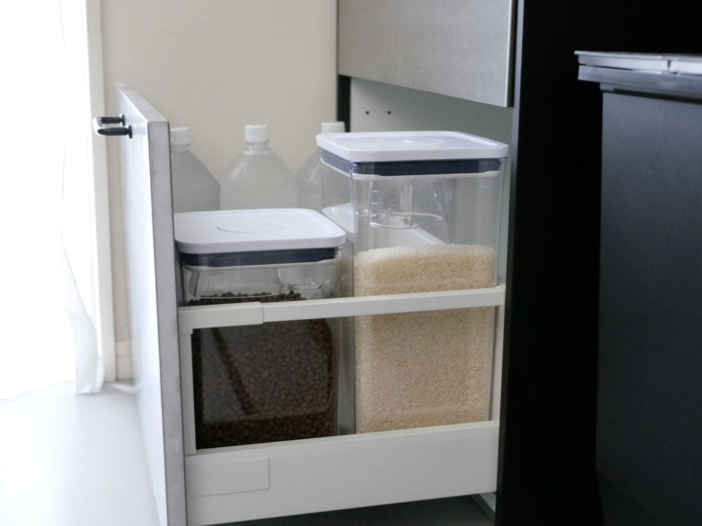 OXOオクソーのPOP2シリーズのビックスクエアミディアム、ビックスクエアトール、ポップスクープ、ライスカップの密閉容器が整然と並べられている様子