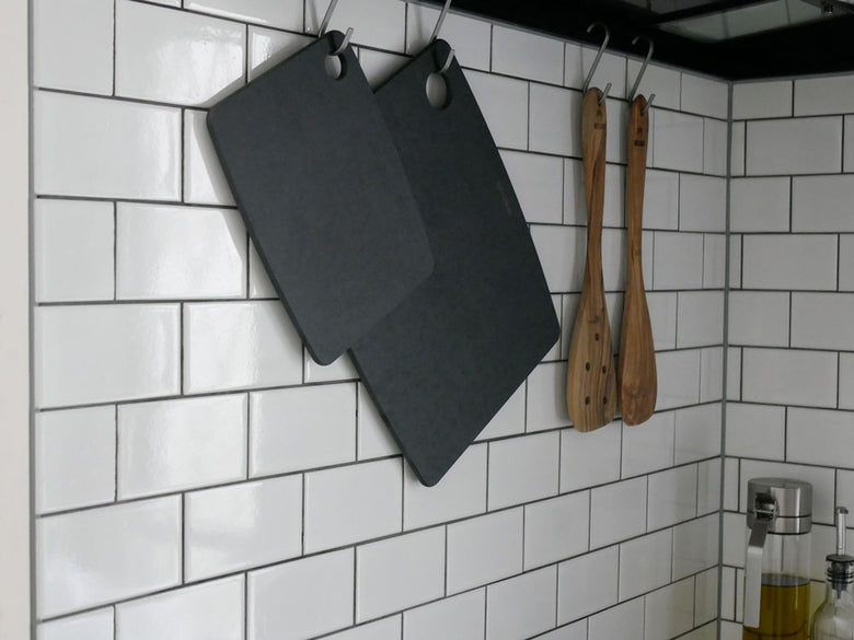 エピキュリアン製セルロース繊維加工カッティングボード。耐熱176℃で食洗機対応、天然木風デザインのキッチン用品