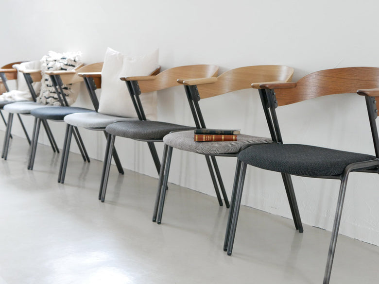 オーク突板とアッシュ木製のダニスショートアームチェア