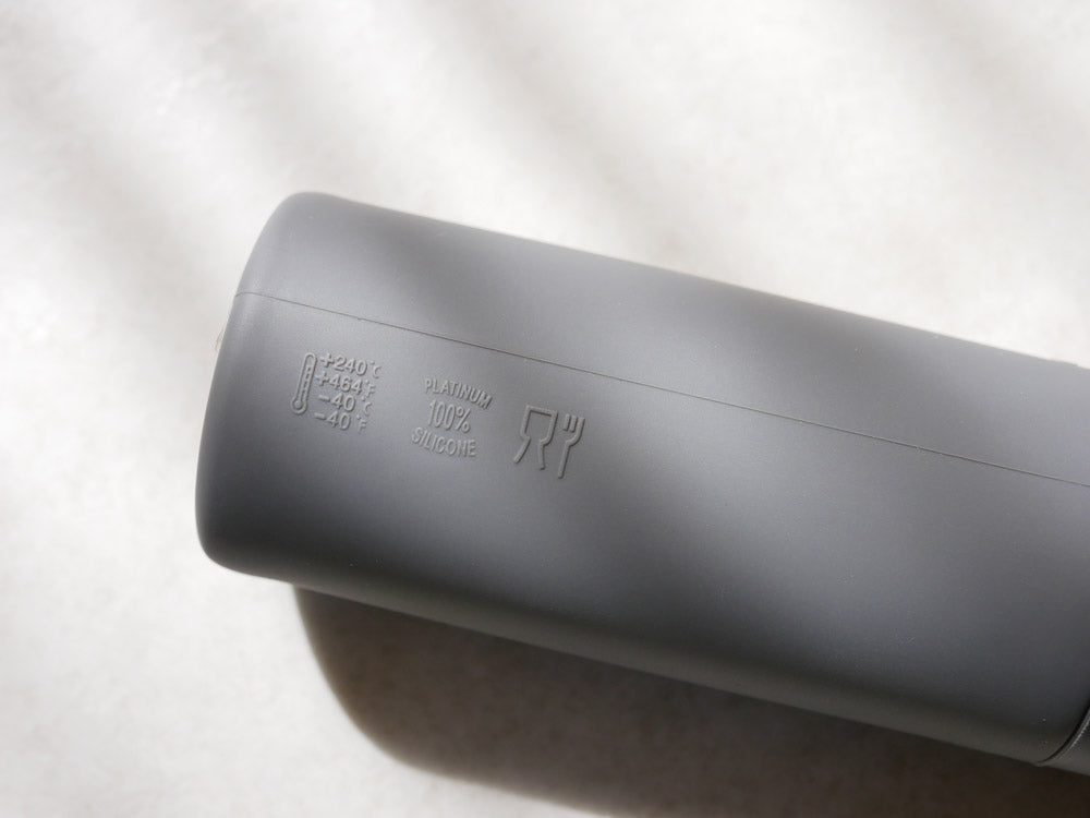 sarasa designのb2cスクイーズボトル。シリコン製で直径約5cm、高さ17cm、容量150ml。