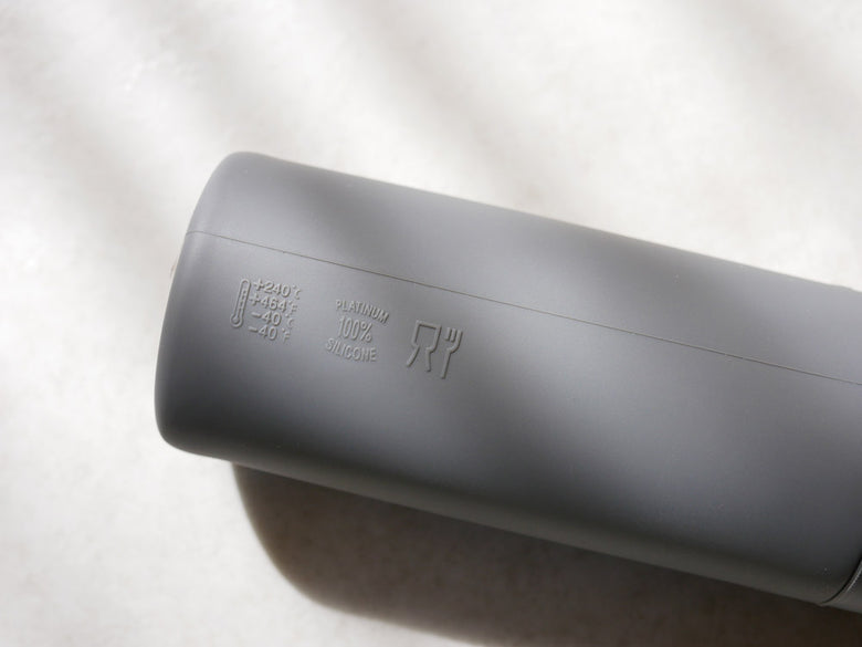 sarasa designのb2cスクイーズボトル。シリコン製で直径約5cm、高さ17cm、容量150ml。