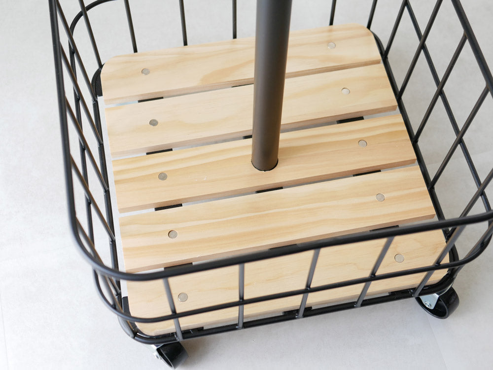 BY CAGE製スチールと木材のポールハンガー