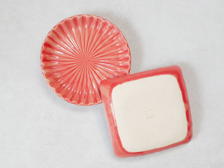 俊峰陶苑の手作り陶器小皿「花あかり」。自然な風合いと一つひとつ異なる表情を持つ80～85mmの角型プレート