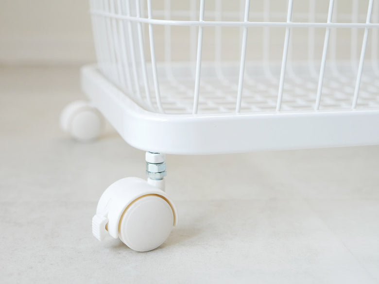 YAMAZAKI製tower toscaランドリーワゴン＋バスケット。スチール製のタワーデザインで、キャスター付き上段にMサイズのバスケットを搭載。