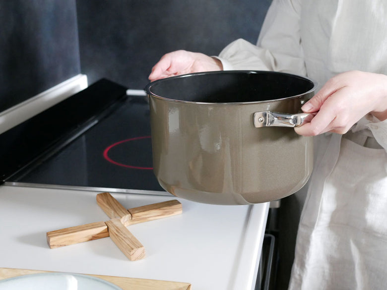 WMFフュージョンテック ミネラル キャセロール24cm、本体はホーロー鋼板製でステンレス製の取手とつまみ、ガラス蓋を備えたドイツ製調理鍋