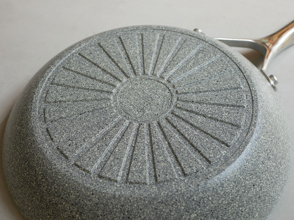 BALLARINIトリノシリーズの20cmアルミニウム製フライパンとステンレス製ガラス蓋のセット。シンプルで高品質な調理器具。