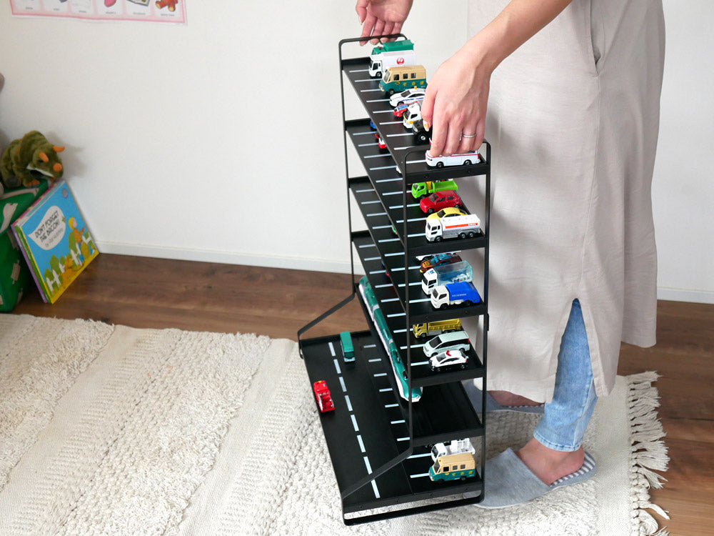 towerブランドのミニカーとレール用ラック