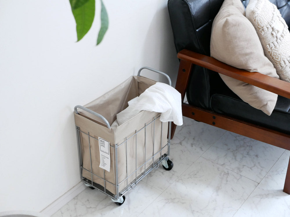 BRIDのWIRE ARTS&PRO ランドリーストレージ28L。スチール製ワイヤーフレームにポリエステルとコットンの収納袋が付いた洗濯物整理用収納ボックス。