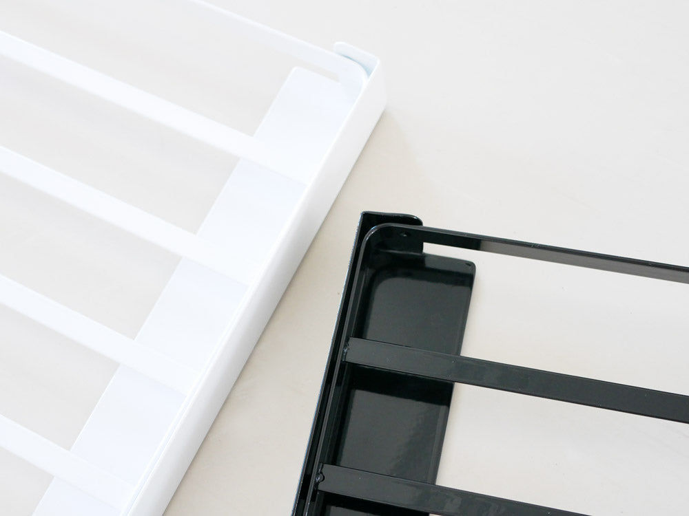 洗濯機横に設置したマグネット折り畳み棚