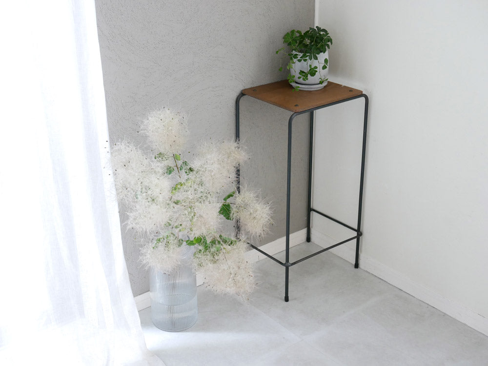 a.depecheのsocphスクールスツール。スチールフレームとアッシュ天板