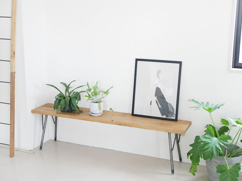 SIKAKU製オーク無垢集成材の天板とクリアラッカー塗装された鉄脚を持つベンチの全体写真