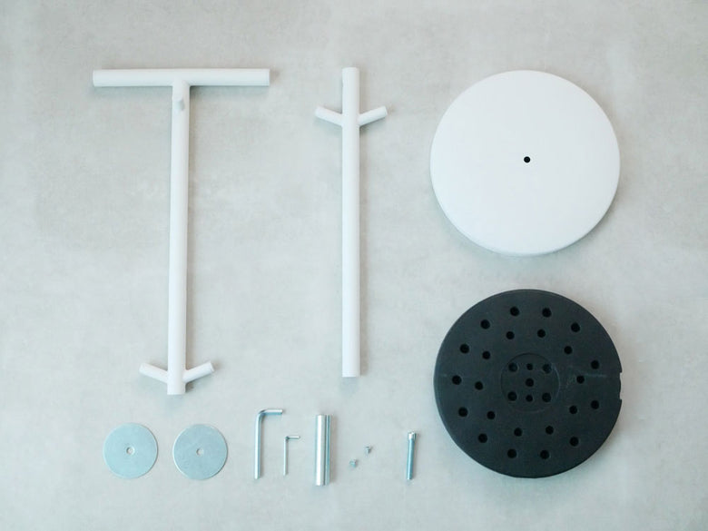 smartブランドのスチール製ランドセルスタンド、シンプルな組み立て式で幅28cm×奥行28cm×高さ100cm、約10kgの耐荷重