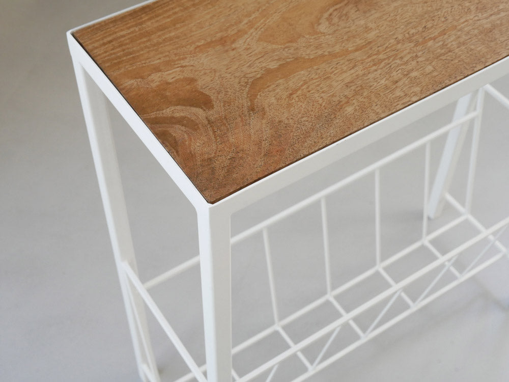 ポッシュリビングのアイアンとマンゴーウッド製マガジンラック