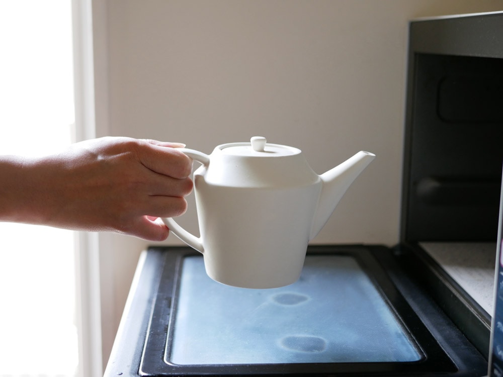 日本製SAKUZANの手作り磁器Saraポットとカップが並んだ自然な風合いのテーブルウェアセット