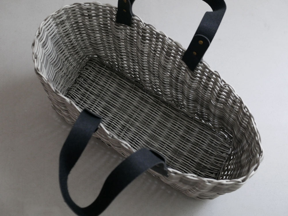 サラサデザインのb2cメルカドバッグ。PP素材で作られた横幅45cm、高さ25cm、奥行き17cmの横長サイズ。持ち手は45cmで耐荷重3kg。ベトナム製