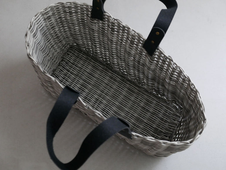 サラサデザインのb2cメルカドバッグ。PP素材で作られた横幅45cm、高さ25cm、奥行き17cmの横長サイズ。持ち手は45cmで耐荷重3kg。ベトナム製