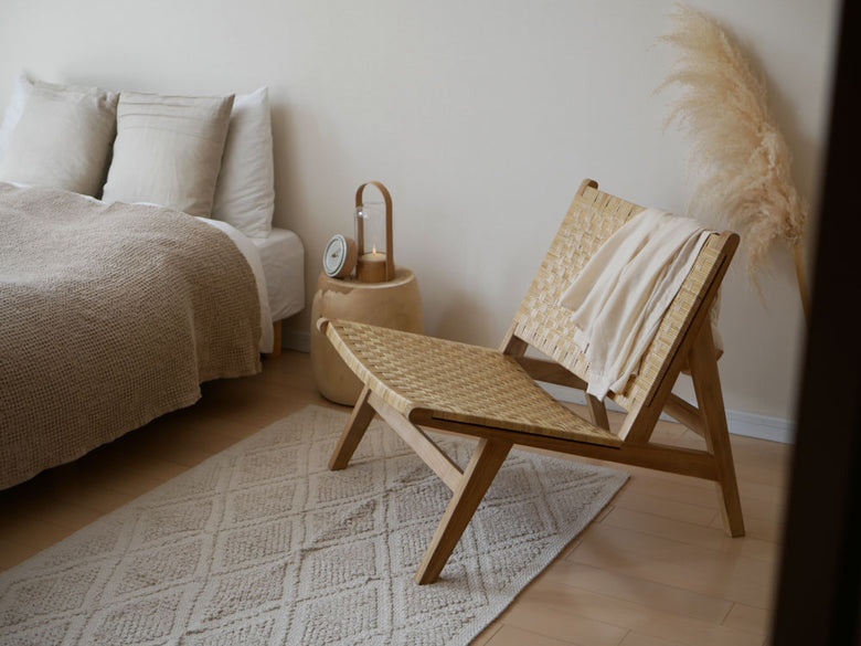 &CraftのTUSKERラウンジチェア。チーク無垢材とラタンを使用した1人用の木製椅子で、快適な座り心地を提供するデザイン