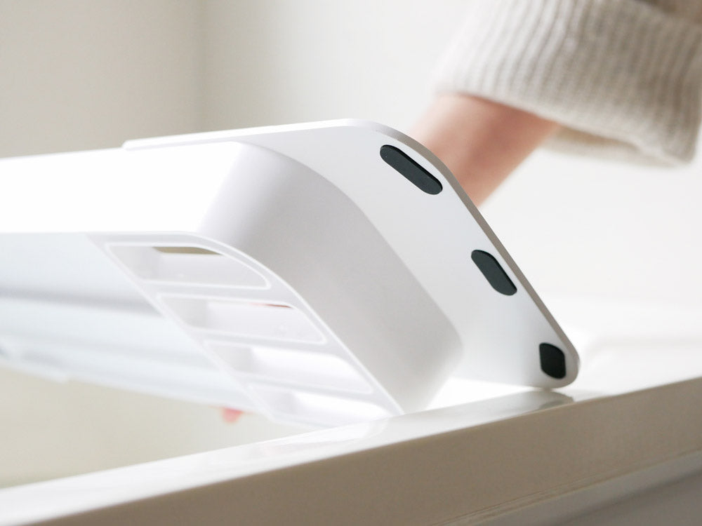 Yamazaki【tower】伸縮バスタブトレーが浴槽に設置されている様子