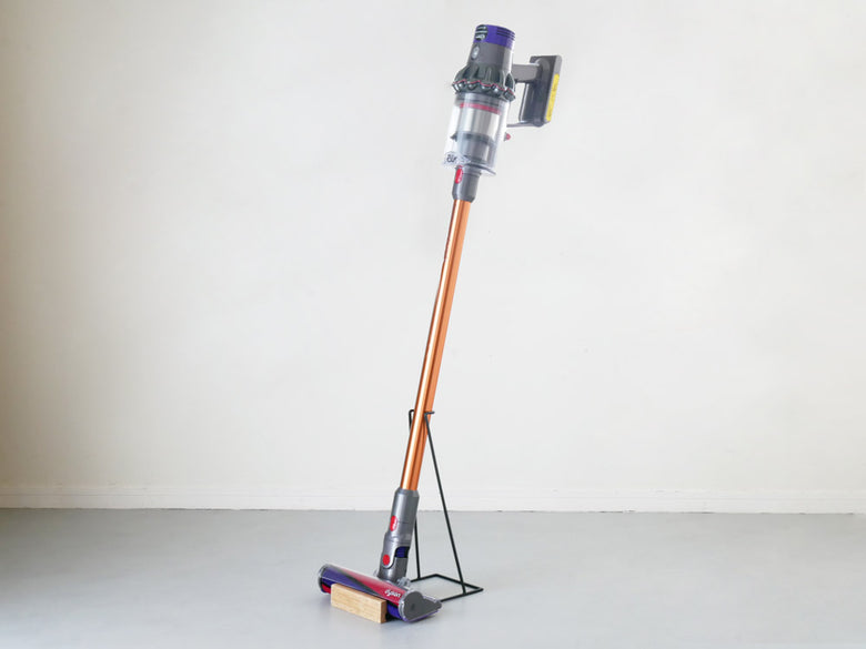 ポッシュリビングのマンゴーウッドとアイアン製クリーナースタンド