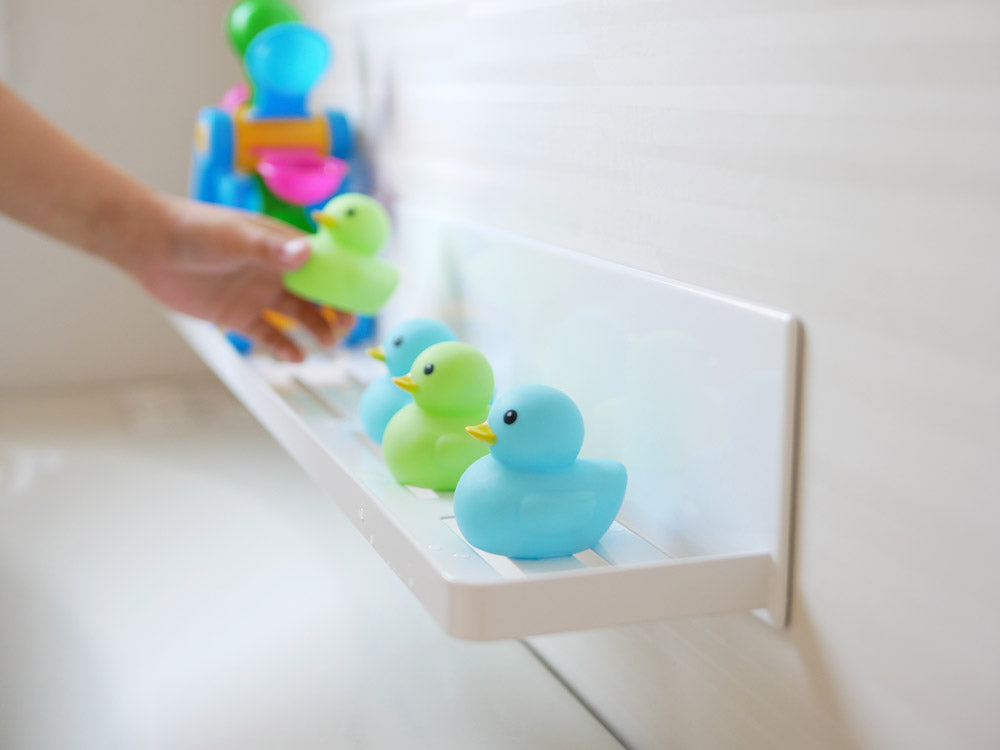 タワーのマグネットバスルームラックにフックが掛かっている様子