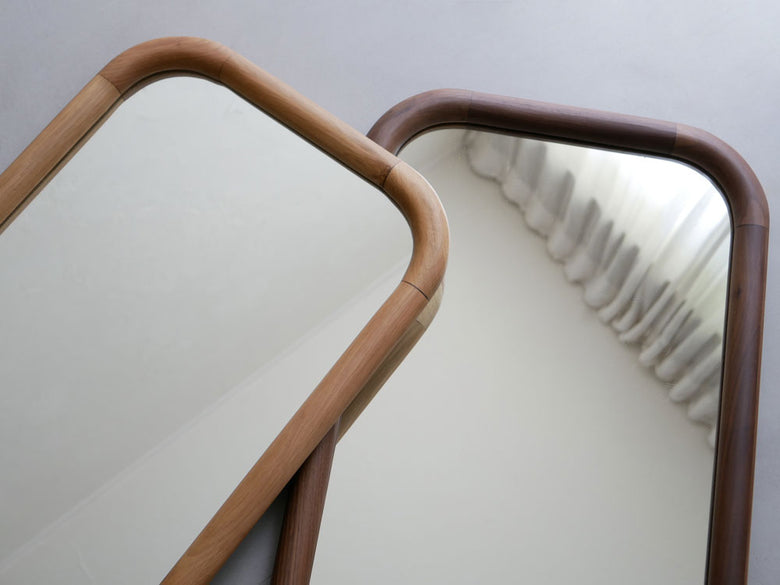 オーク無垢材とスチール製のスタンドミラー・ラダーハンガー