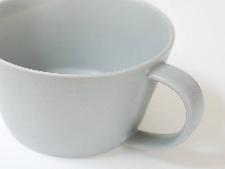 SAKUZANの手作り磁器Saraスープカップ、自然な風合いと350mlの容量を持つ