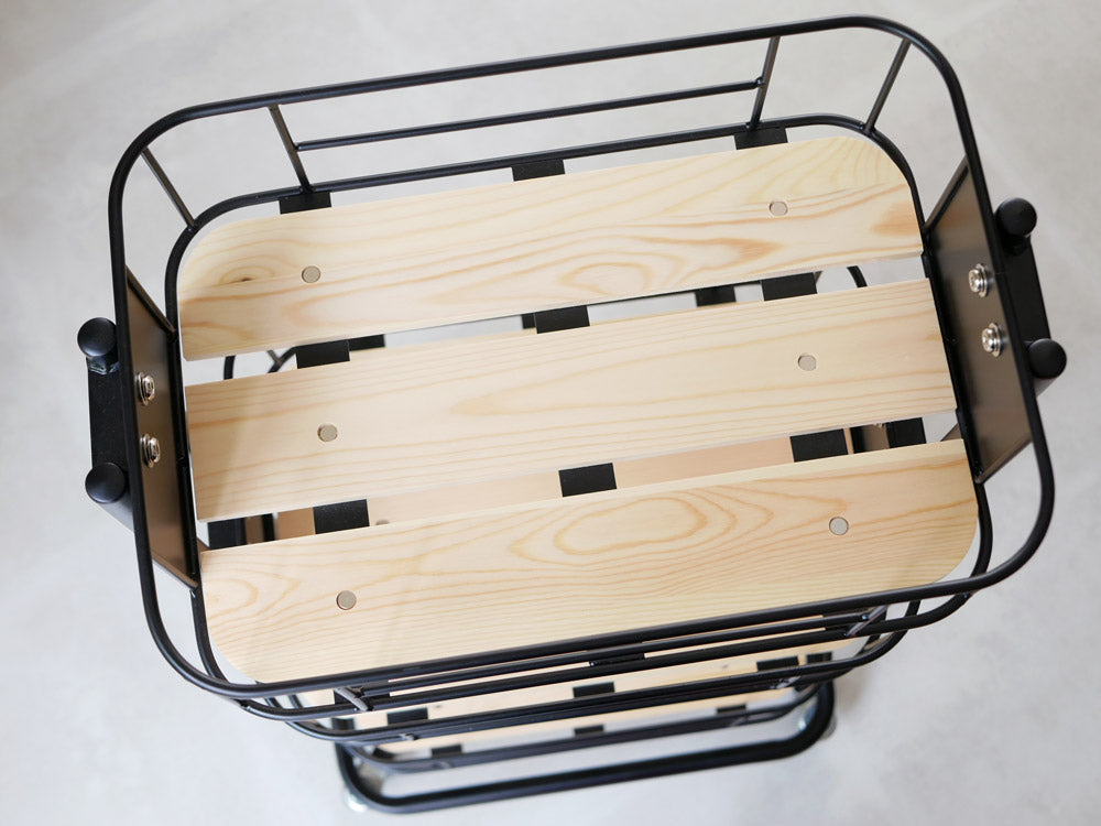 ビーワイケージ製スチールフレームの三段式ワゴン