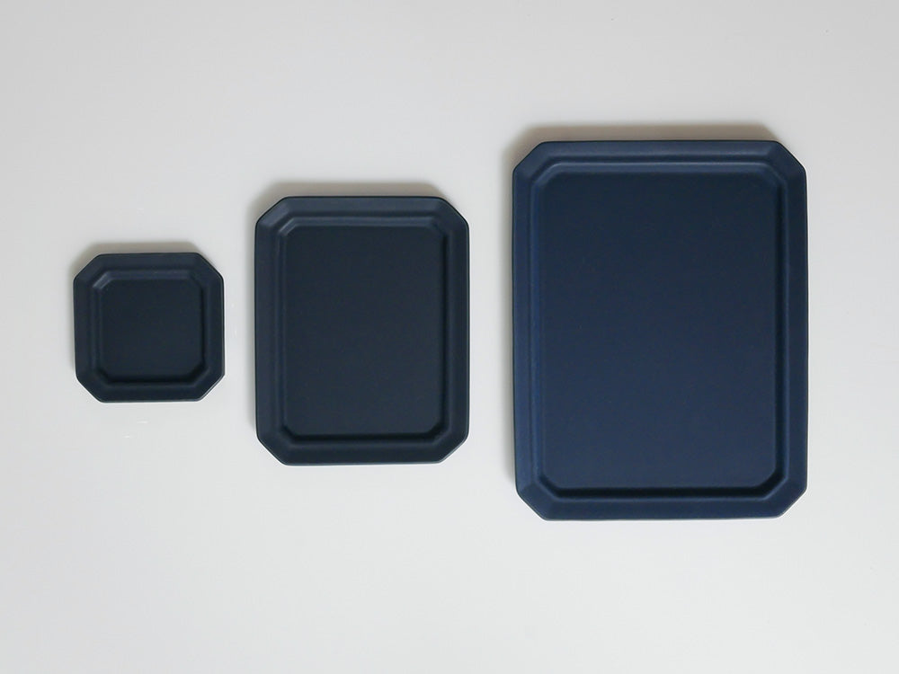 SAKUZANブランドのSaraスクエア磁器食器セット。サイズはL（約280×220×高さ18mm）、M（約195×160×高さ14mm）、S（約110×110×高さ13mm）があり、日本製です。