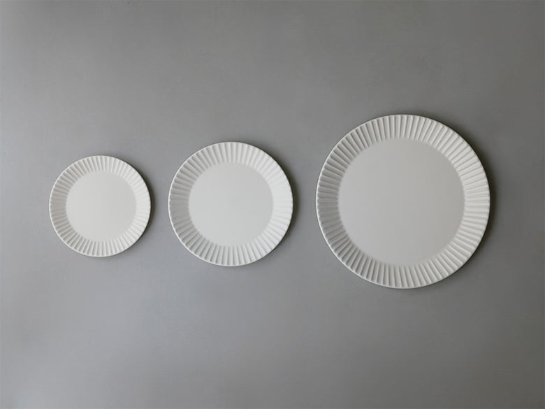【SAKUZAN】Stripeシリーズの丸皿（Mサイズ、ホワイト）の磁器プレート