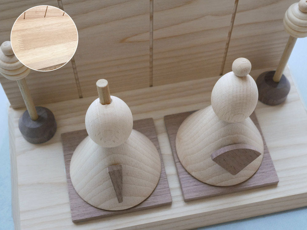 P.F WORK SHOPの木製オヒナサマ人形、精巧な木彫りディテールを示す画像