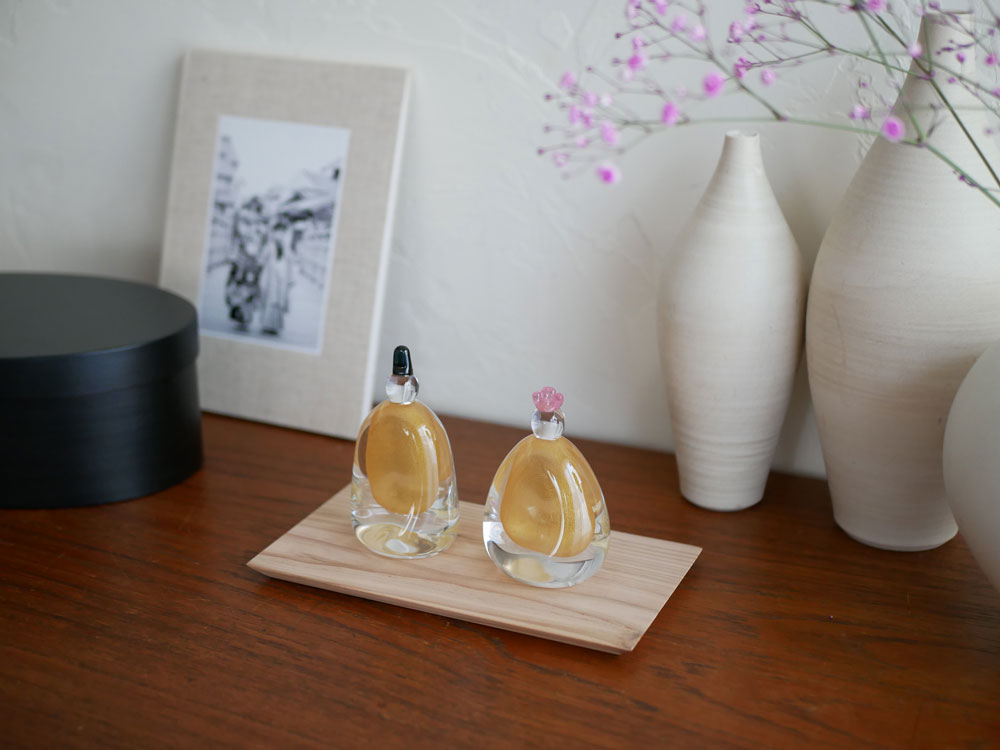 硝子屋 PRATO PINO製の手作りガラスお雛様が木箱と飾り台にセットされた展示