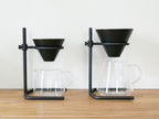 キントー ブリュワースタンドセット ブラックのスタンド、サーバー、カップが並べられた静物写真