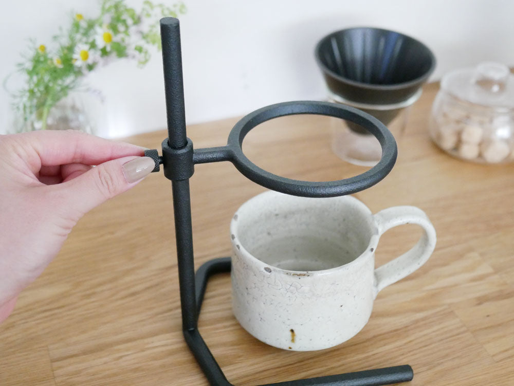 KINTOのブラックブリュワースタンドセット。ステンレス製スタンドに耐熱ガラスのサーバーとマグカップが組み合わさったモダンなキッチン用テーブルウェア