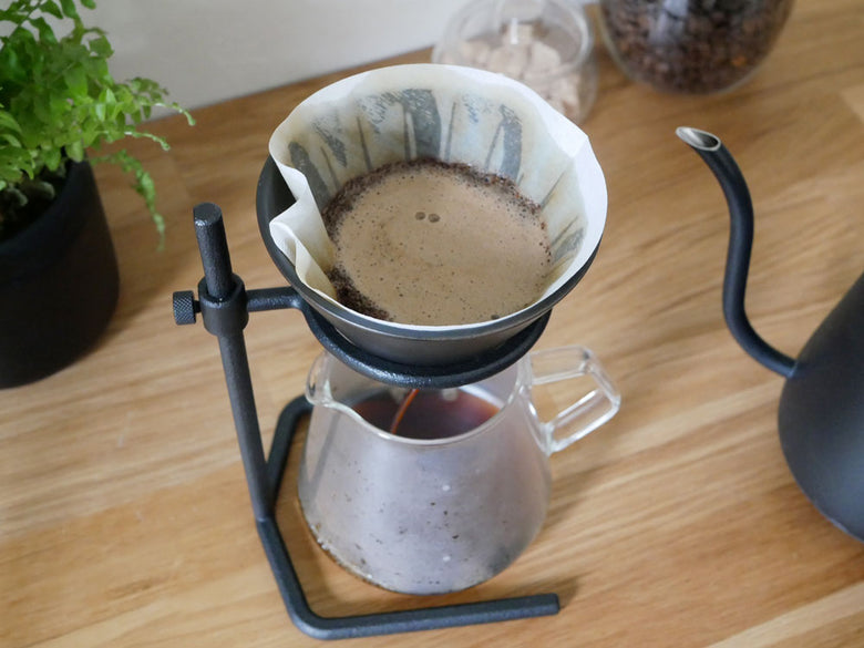 KINTO/キントーのブラックブリュワースタンドセット。ステンレス製スタンドに耐熱ガラス製サーバーと磁器製ブリューワーがセットされたコーヒー用キッチン用品