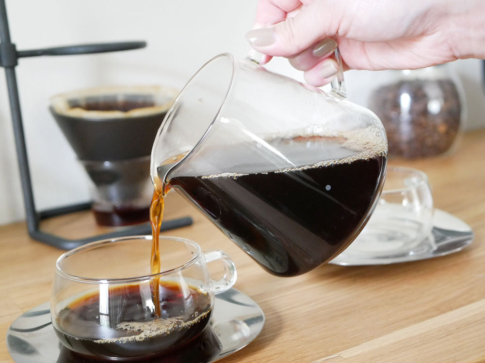 【KINTO/キントー】ブラックブリュワースタンドセット。ステンレススタンドに耐熱ガラスサーバー、磁器ブリューワー、コーヒーカップがセットされたコーヒー用品。