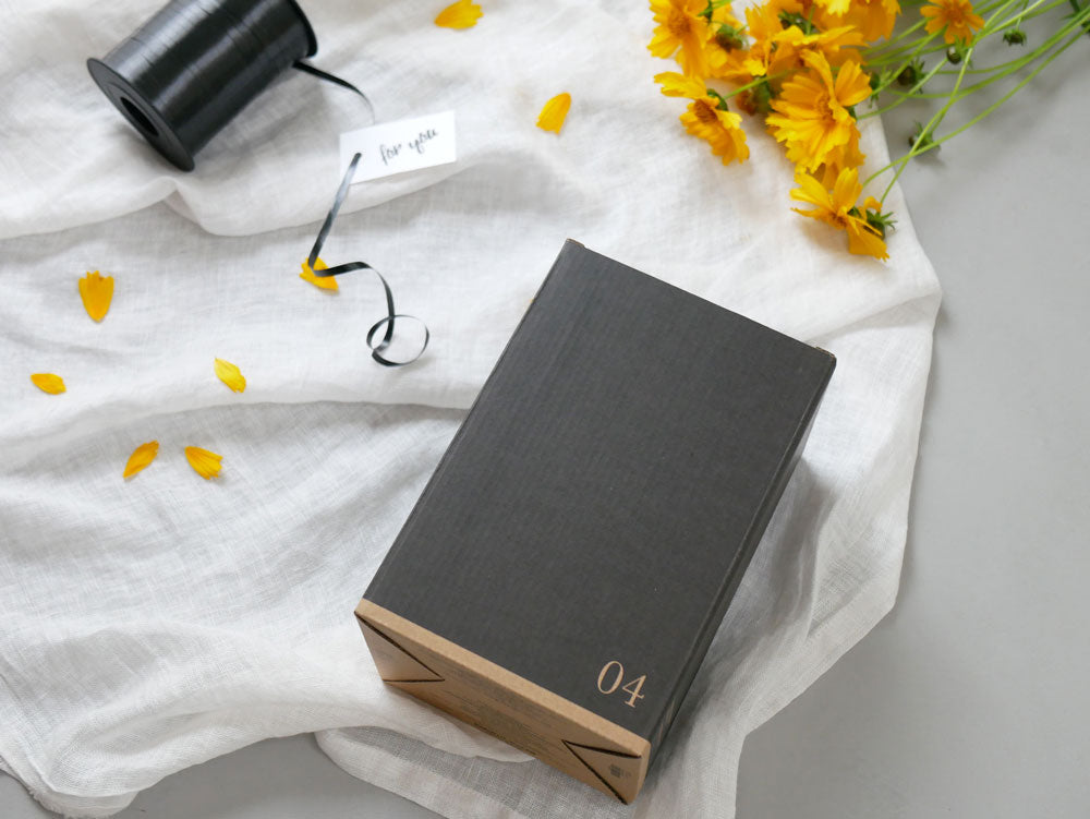 黒色のKINTOブリュワースタンドセット。ステンレス製のスタンドにガラス製サーバーと磁器ブリューワーがセットされています。