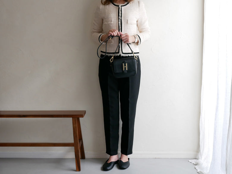 パラデック製レ プリエ ノイエの革製携帯スリッポンハンドバッグ。シンプルでスタイリッシュなデザインのファッションアイテム