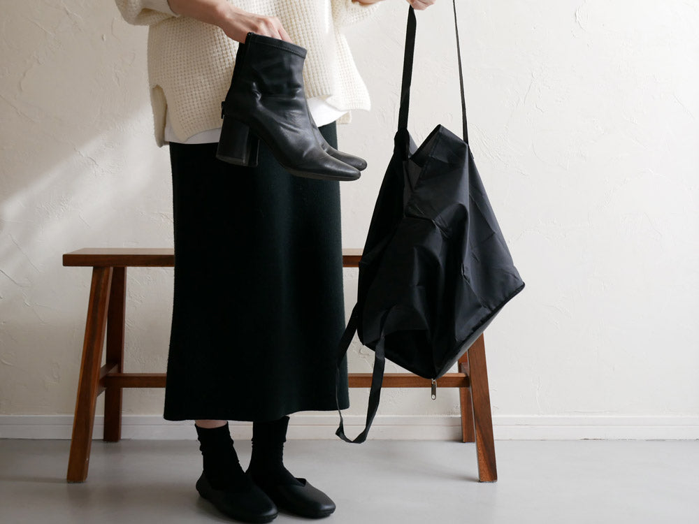 パラデックのグレー色レ プリエ ノイエ携帯スリッポン、ウエストに装着可能なファッショナブルなハンドバッグで、ポケットが特徴的です